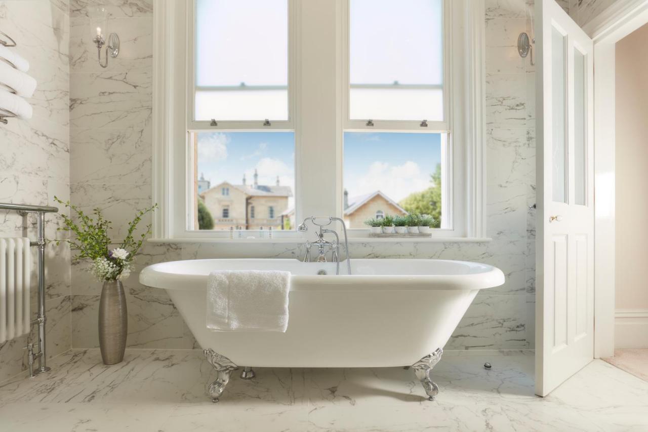 Bathen House Boutique Hotel Dış mekan fotoğraf A freestanding bathtub