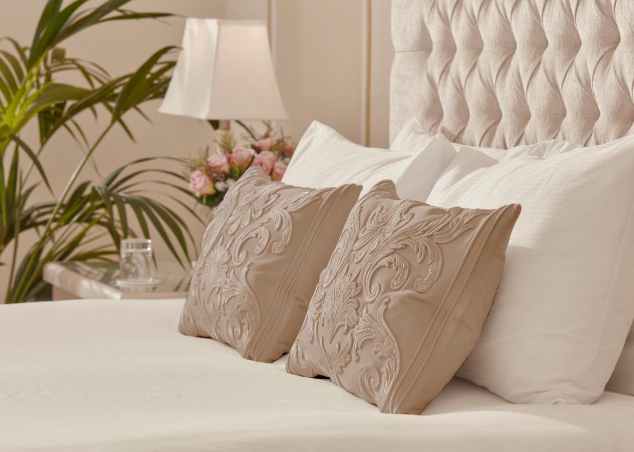 Bathen House Boutique Hotel Dış mekan fotoğraf Pillows on a bed