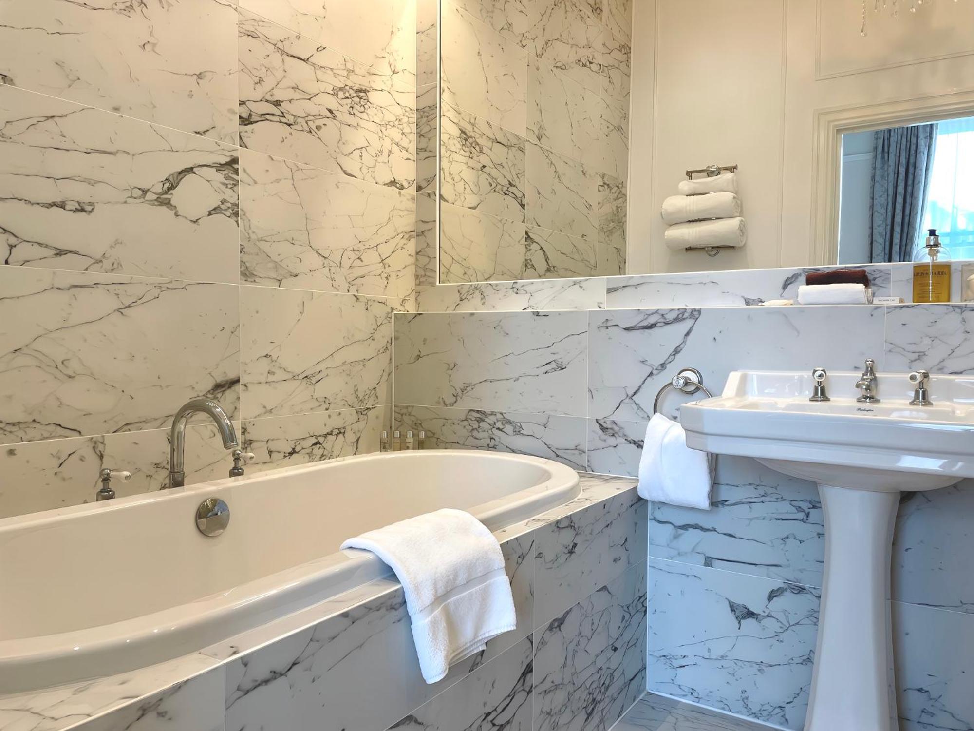 Bathen House Boutique Hotel Oda fotoğraf Bathroom in the hotel