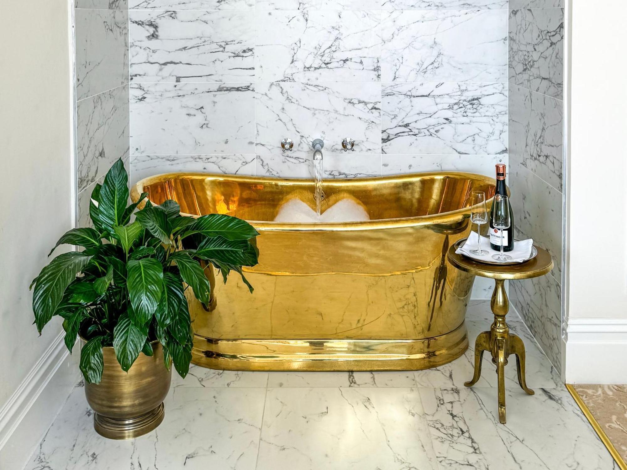 Bathen House Boutique Hotel Oda fotoğraf A freestanding copper bathtub